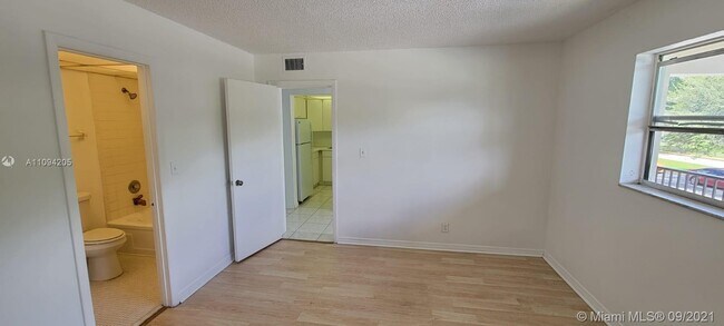 Building Photo - 7910 Colony Cir N