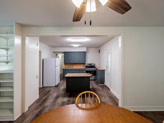 Building Photo - 127 Hackberry Ave