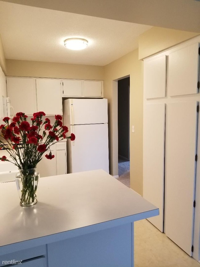 Building Photo - 3 br, 3 bath Townhome - 10326 Balsam Lane