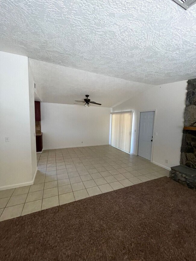 Building Photo - 3 BEDROOM APPLE VALLEY HOME