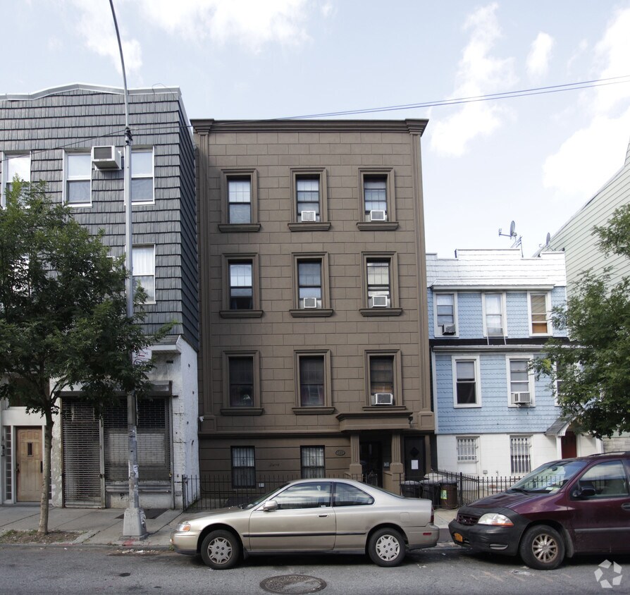 Building Photo - 583 Lorimer St