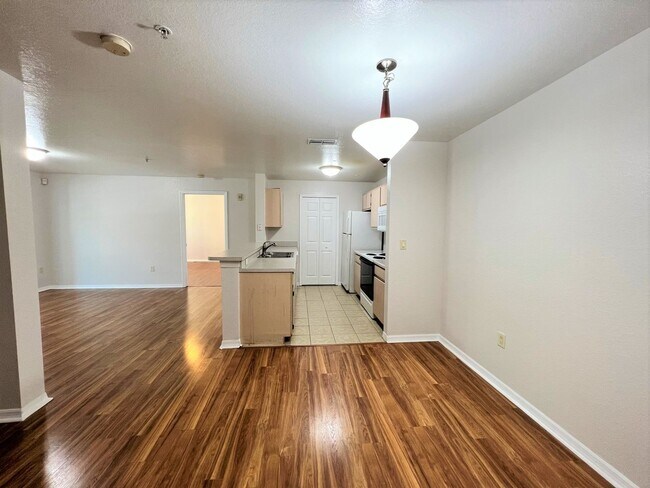Building Photo - Great apartment close to Millenia Mall!
