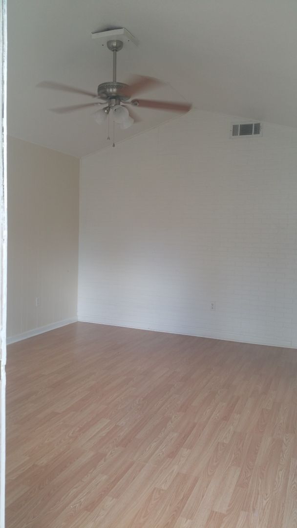 Foto del edificio - 3 bedroom Central air and heat home sherwood