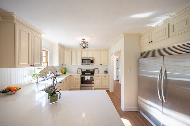 Foto del edificio - Beautifully renovated one-level 4 bed/3 bath rancher with 2-car garage