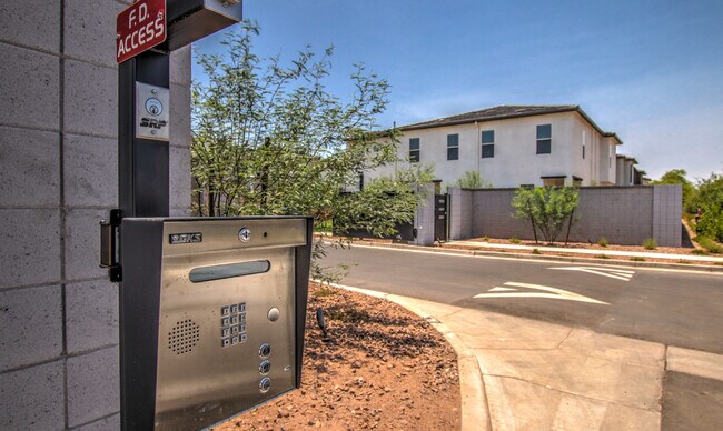 Foto del edificio - 4362 E Berkeley Rd
