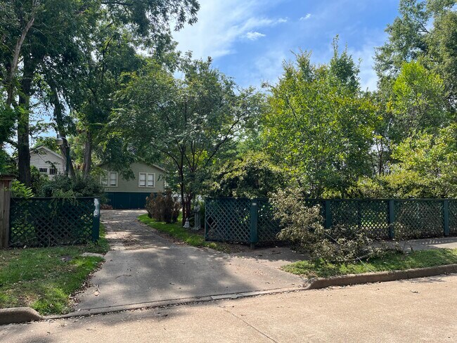 Building Photo - 912 Thornton Ave