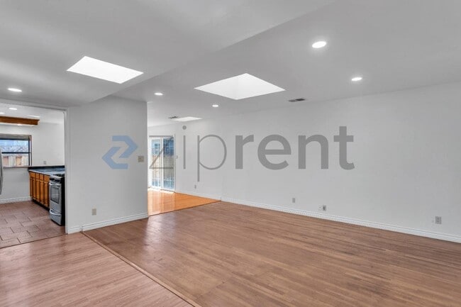Building Photo - Unit