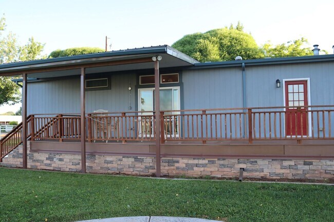 Foto del edificio - Gorgeous location, spectacular amenities, 3 bedroom furnished home for rent.