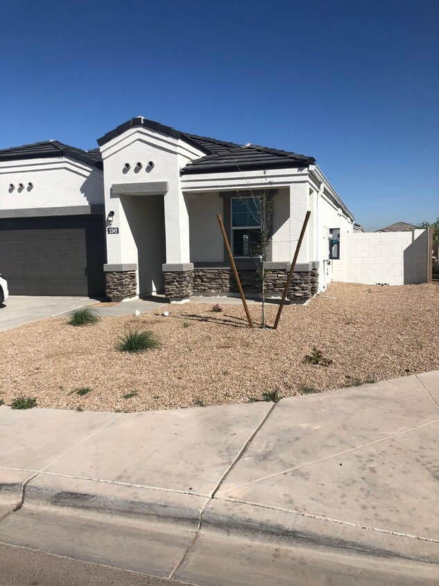 Foto principal - Beautiful Home in Laveen!