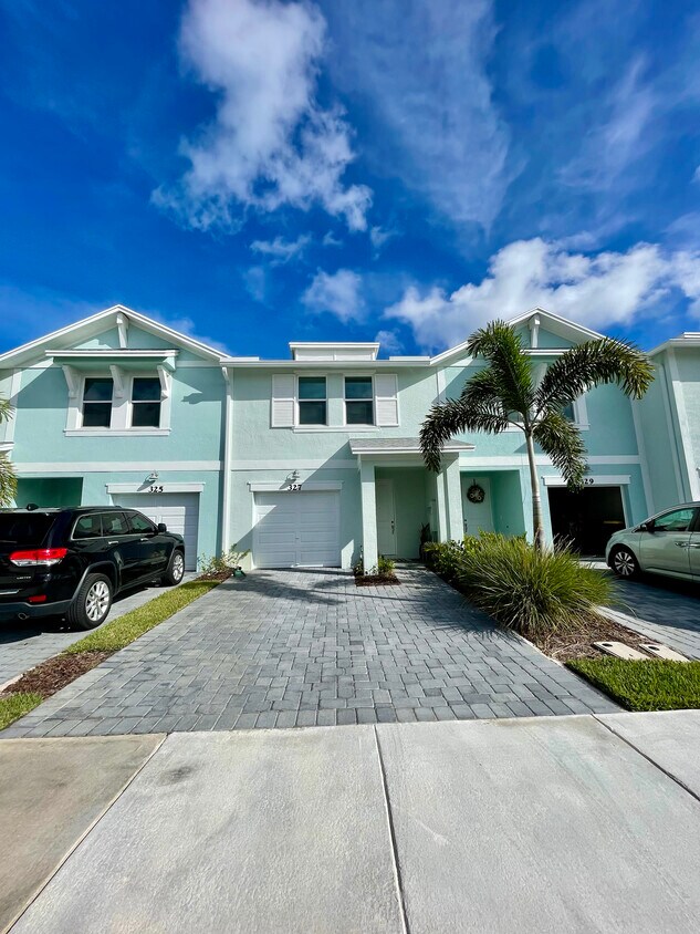327 SE Halifax Ln, Stuart, FL 34994 Townhome Rentals in Stuart FL
