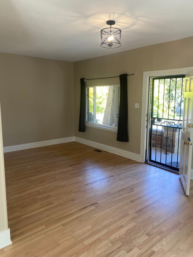 East facing front entry into family room. - 395 N Emerson St