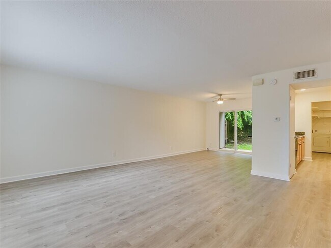 Foto del edificio - 700 Castle Ridge Rd