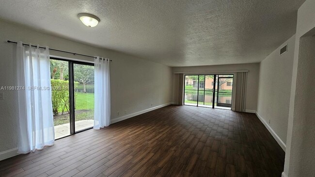 Building Photo - 305 Lakeview Dr