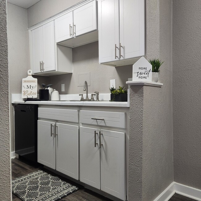 Building Photo - Parkway Villas