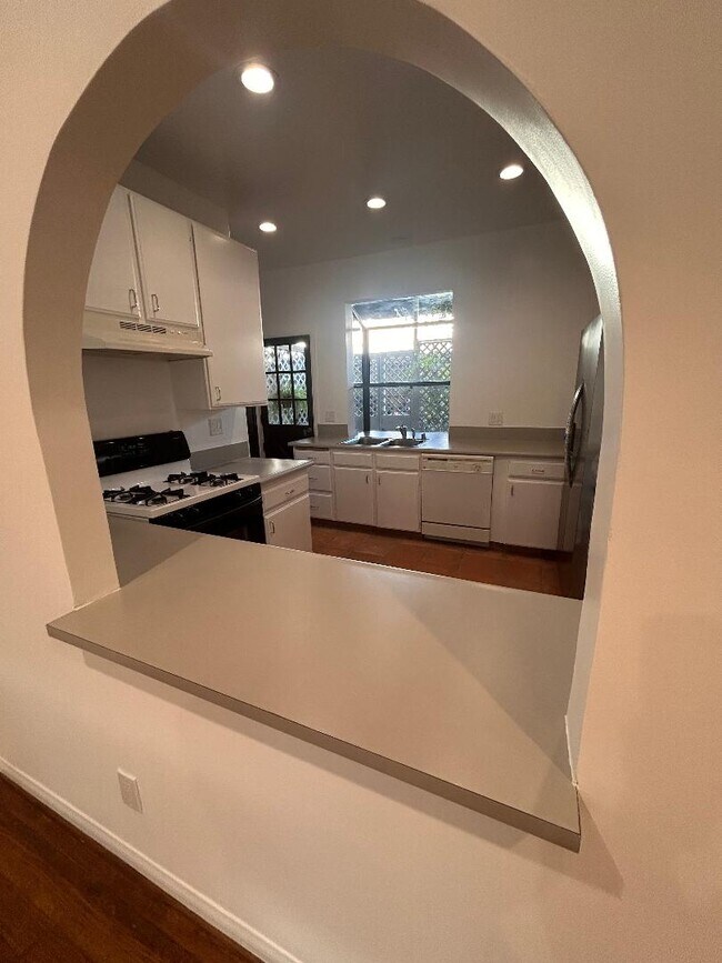 Foto del edificio - 1326 N Laurel Ave