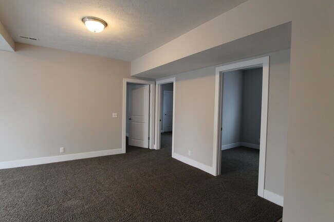 Building Photo - Classic.  Better than new! Super spacious ...