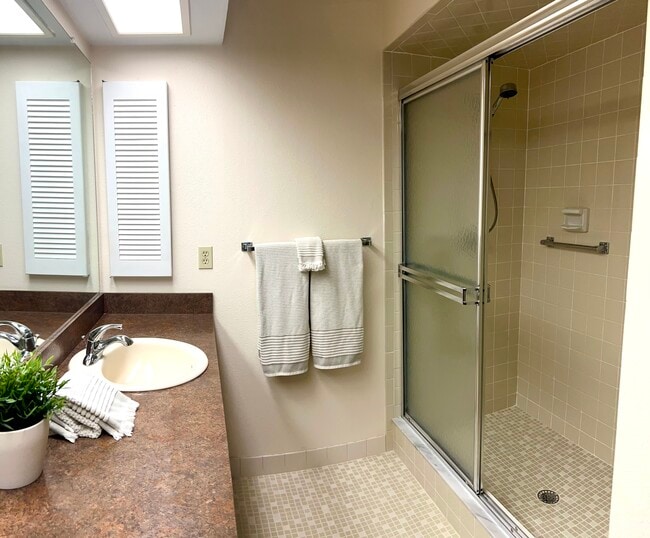 Building Photo - 3411 Stonehaven Ct E