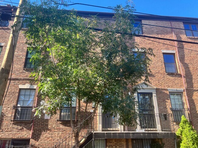 Foto del edificio - Lovely 2 BR/1 BA Condo in Fairlawn!