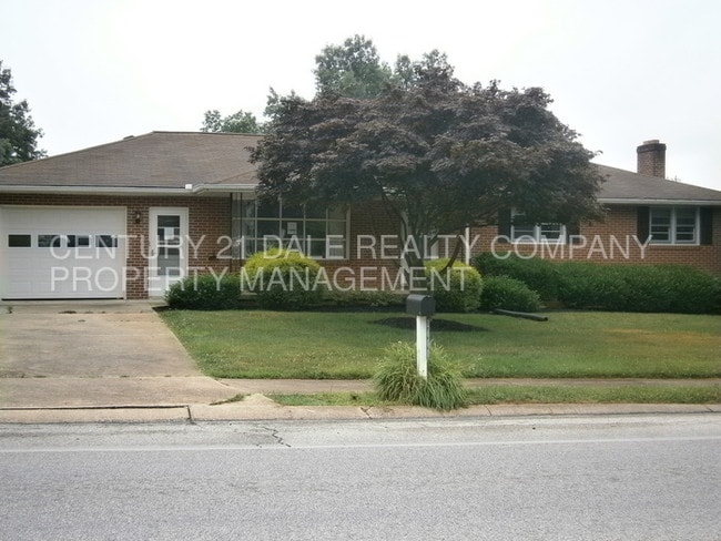 Building Photo - 2600 Sunset Ln