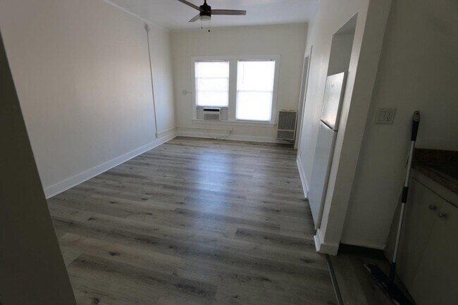 Building Photo - 919 S. Manhattan Pl