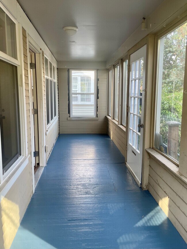 Sun Porch - 4721 5th Ave NE