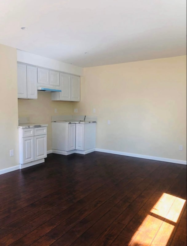 Building Photo - 14643 Chatsworth St