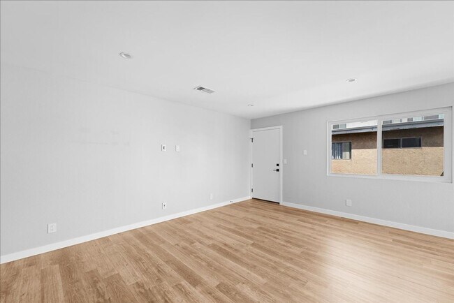 Foto del edificio - Beautiful Two Bed, One Bath Apartment In T...