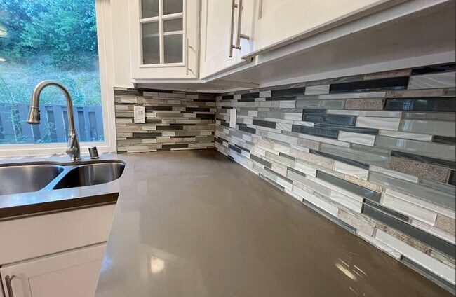 Foto del edificio - Virginia Hills-3 BR, 2.5 Bath Townhome wit...
