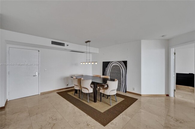 Building Photo - 3500 Mystic Pointe Dr