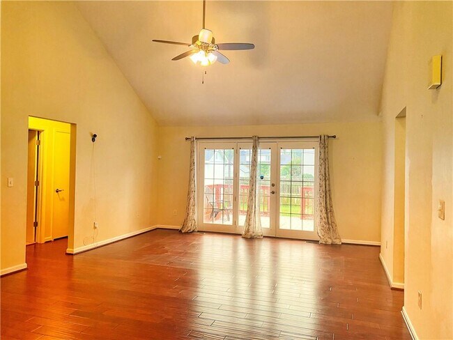 Building Photo - 2031 Pinewood Dr