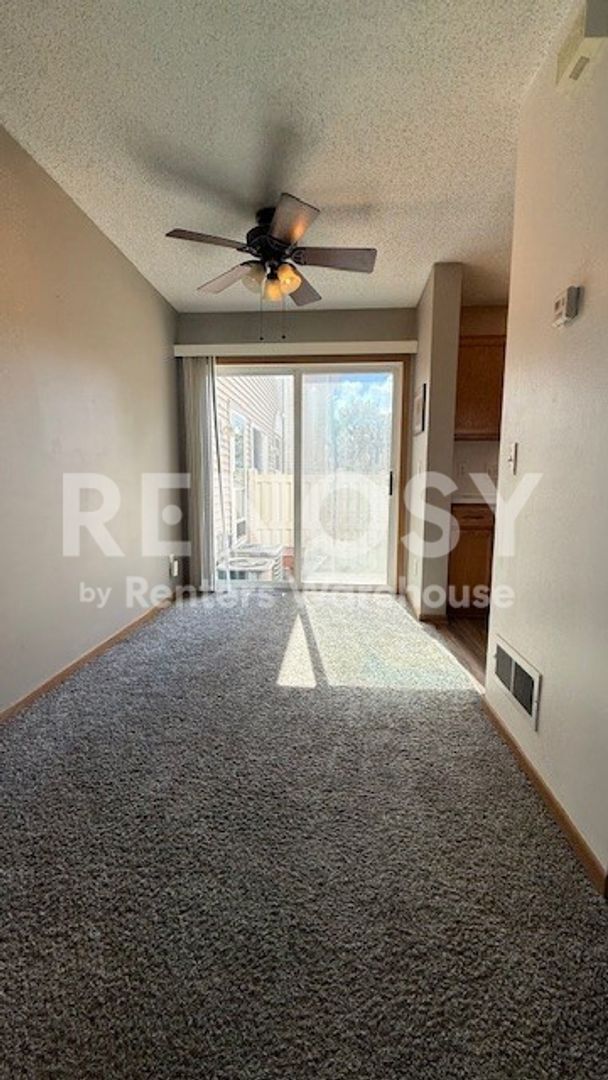 Foto del edificio - 15537 Foghorn Ln