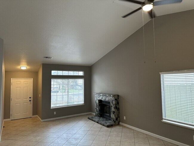 Building Photo - charming 4-bedroom, 2-bathroom home locate...