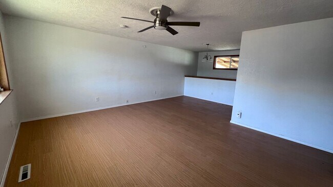 Foto del edificio - 4 bedroom 2 bath home Available Now!!!