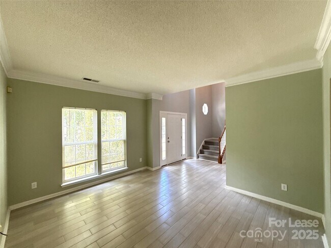 Foto del edificio - 6518 Harburn Forest Dr