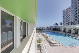 Building Photo - 1756 N Bayshore Dr