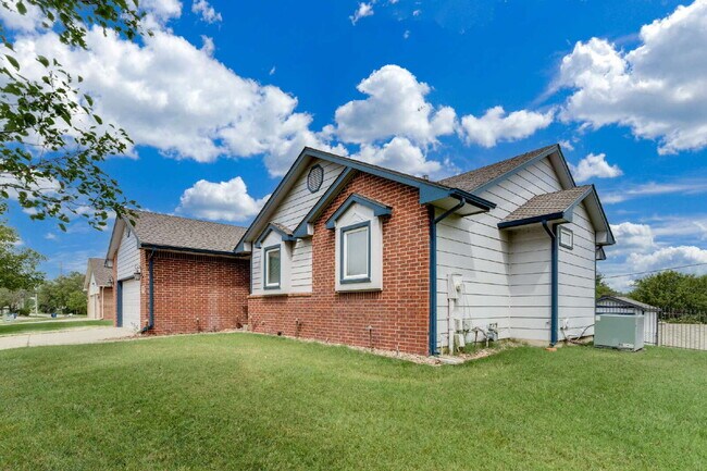 Foto del edificio - "Spacious 4-Bedroom Retreat with 3 Full Baths in Prime Wichita Location – 2,812 Sq. Ft.!"  Hurry!...