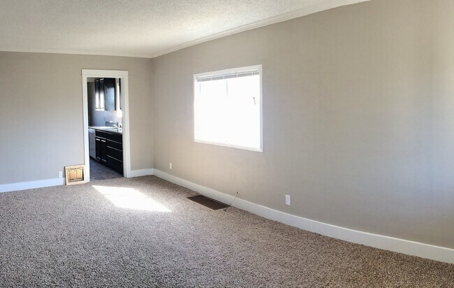 Building Photo - 2 Bed 1 Bath Home
