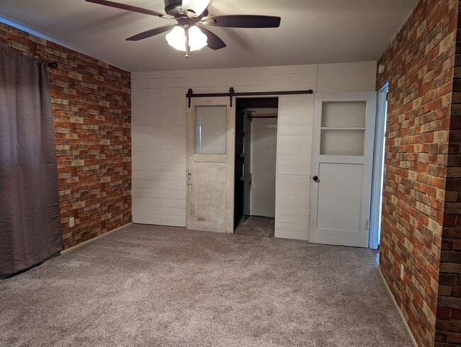 Building Photo - Luxurious 4 bedroom 2 bath house with river view - pet-friendly!