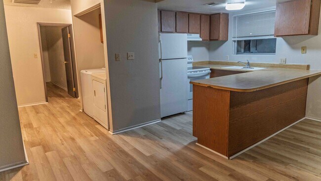 Building Photo - Fully Remodeled 2 Bedroom! **** $300 off move in **