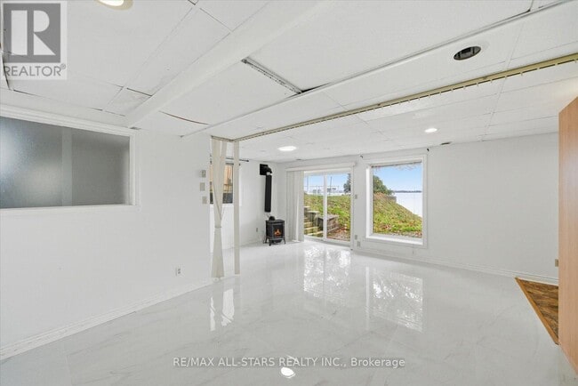 Building Photo - 2999 Lakeside Dr