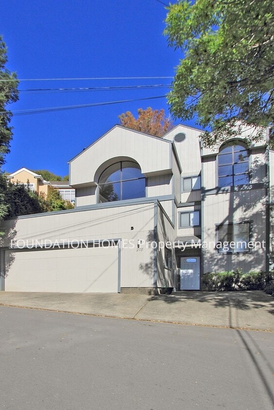 Foto principal - Sun Drenched 3BR/2.5BA Home in Tam Junctio...