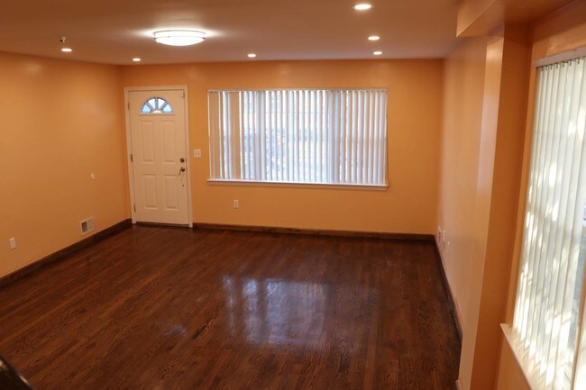 Building Photo - 147 Henry Pl