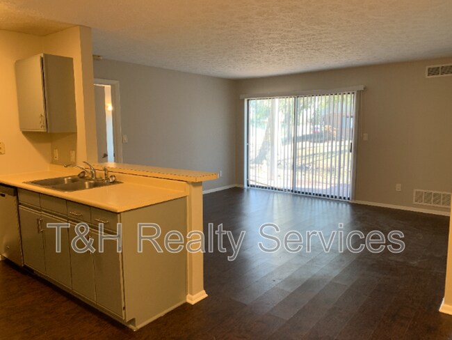 Building Photo - 4371 Village Pkwy Cir W