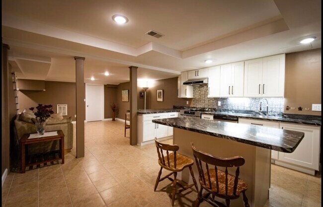 Building Photo - 123 Esty Farm Rd