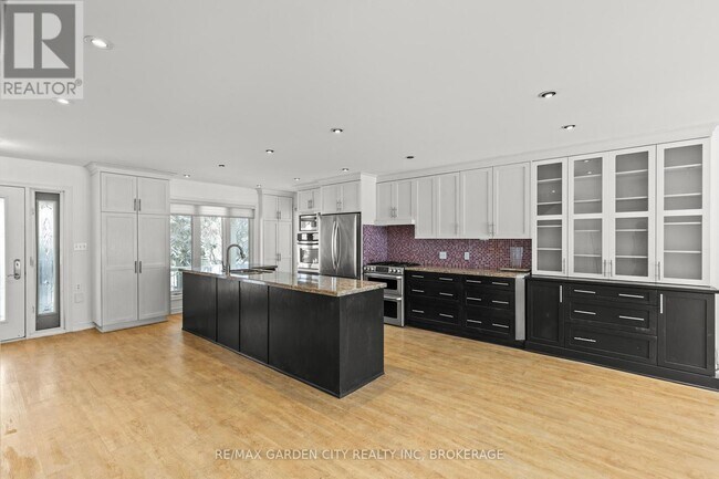 Building Photo - 101 Moffatt St