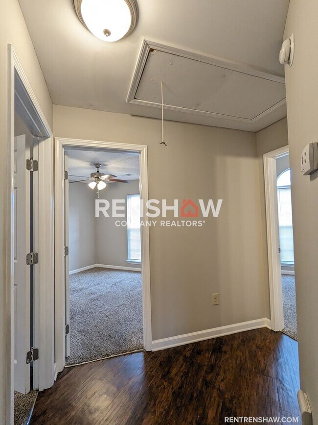 Building Photo - Stunning 3 bed / 2 bath - Single Family - ...