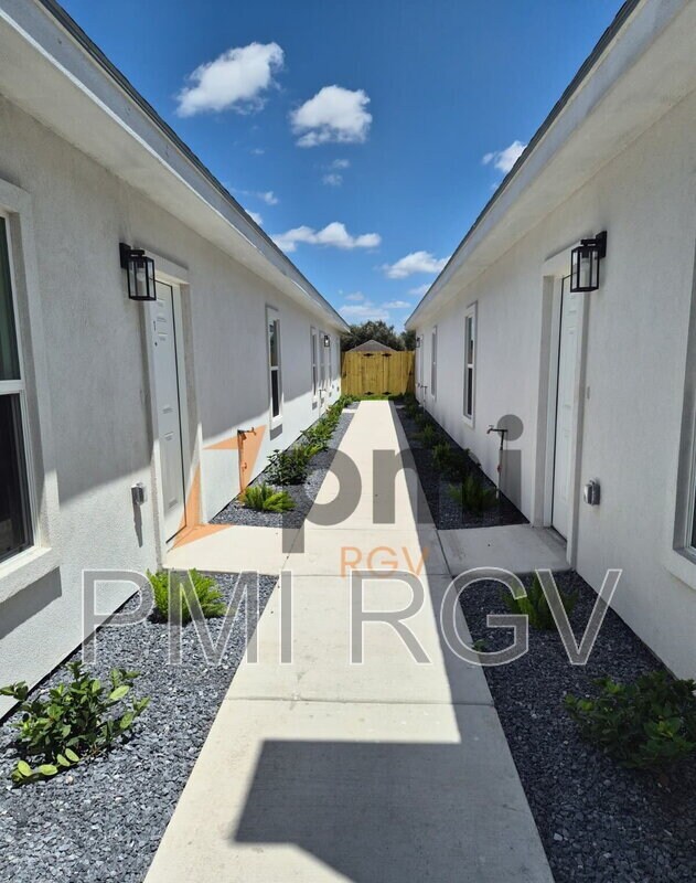 Building Photo - 2113 Elsham Ave
