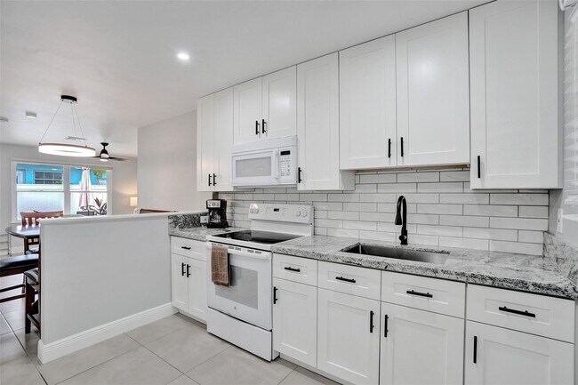 Foto del edificio - 901 SE 14th Ct