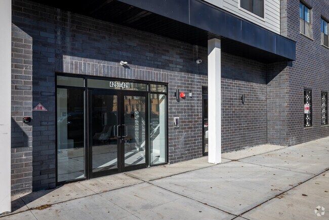 Entrance - 425 Avenue