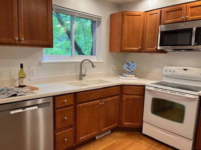 Foto del edificio - Spacious 3-Bedroom, 2-Bath located in the heart of Carrboro